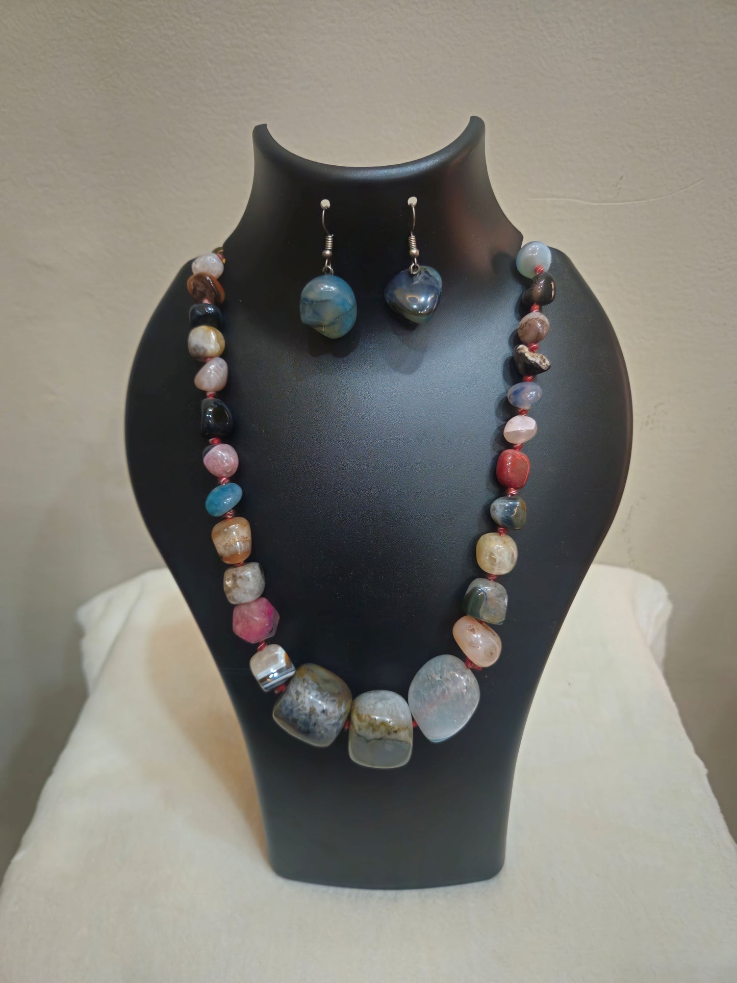 Multicolored Agates Necklace